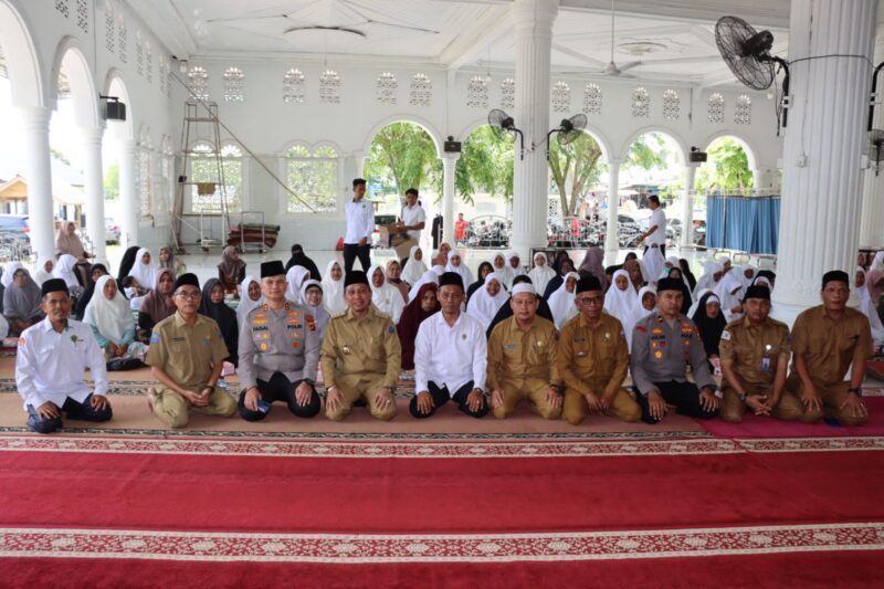 Bupati Pidie Jaya  Membuka Bimbingan Manasik Haji, Calon Jamaah Haji Tahun 1446 Hijriyah/2025 Masehi di Mesjid Almunawarah Simpang Empat Meurah Dua pada Senin (21/4) Foto.Ist