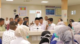 Bupati Pidie Jaya berkunjung ke Rumah Sakit Umum Daerah (RSUD) Pidie Jaya untuk silaturahmi dan memberikan arahan kepada Direktur, Dokter, Tenaga Kesehatan dan Karyawan RSUD Pidie Jaya, Rabu (23 April 2025). 