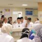Bupati Pidie Jaya berkunjung ke Rumah Sakit Umum Daerah (RSUD) Pidie Jaya untuk silaturahmi dan memberikan arahan kepada Direktur, Dokter, Tenaga Kesehatan dan Karyawan RSUD Pidie Jaya, Rabu (23 April 2025). 