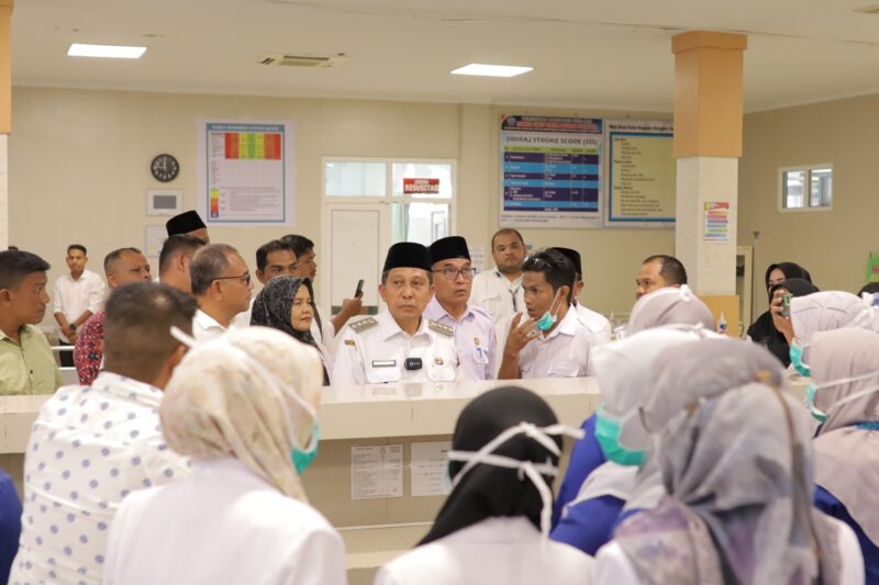 Bupati Pidie Jaya berkunjung ke Rumah Sakit Umum Daerah (RSUD) Pidie Jaya untuk silaturahmi dan memberikan arahan kepada Direktur, Dokter, Tenaga Kesehatan dan Karyawan RSUD Pidie Jaya, Rabu (23 April 2025). 