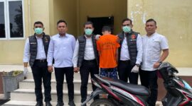 Satuan Reserse Kriminal (Sat Reskrim) Polres Pidie Jaya , menyerahkan tersangka kasus pembunuhan, penganiayaan berat, dan pencurian dengan kekerasan ke Kejaksaan Negeri Pidie Jaya, Senin (28/4/2025)foto.ist