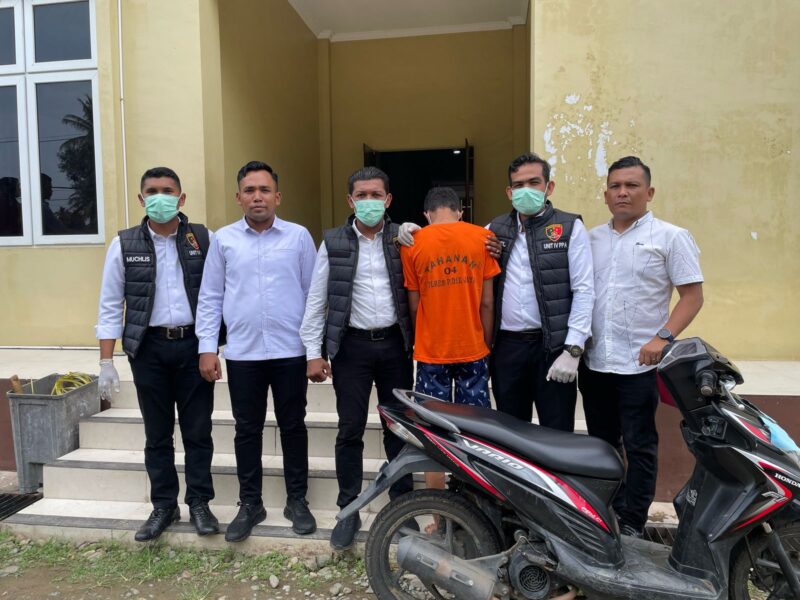 Satuan Reserse Kriminal (Sat Reskrim) Polres Pidie Jaya , menyerahkan tersangka kasus pembunuhan, penganiayaan berat, dan pencurian dengan kekerasan ke Kejaksaan Negeri Pidie Jaya, Senin (28/4/2025)foto.ist