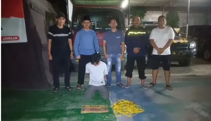 Tersangka diamankan pihak kepolisian. (Foto: TLii/Heru)