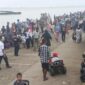 Ribuan wisatawan untuk mengunjungi Pantai Gope, Kecamatan Kasemen, Kota Serang. (Foto : TLii/Heru)