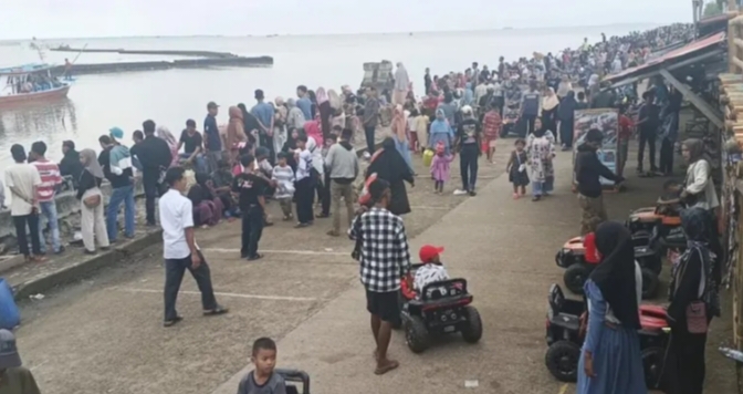 Ribuan wisatawan untuk mengunjungi Pantai Gope, Kecamatan Kasemen, Kota Serang. (Foto : TLii/Heru)