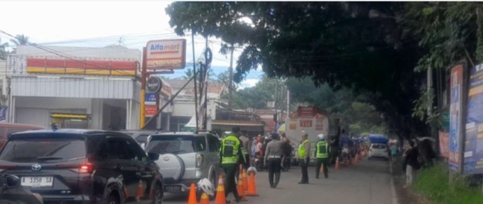 Rekayasa lalu lintas di Simpang tiga Teneng, Cinangka, Kabupaten Serang (Foto: TLii/ Heru)
