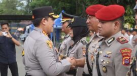 Kapolresta Serkot Kombes Pol. Yudha Satria saat memberikan ucapan selamat kepada lima PJU yang telah diserahterimakan di halaman Mapolresta Serang, Jumat (4/4/2025). (Foto: Dok Humas Polresta Serang).