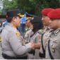 Kapolresta Serkot Kombes Pol. Yudha Satria saat memberikan ucapan selamat kepada lima PJU yang telah diserahterimakan di halaman Mapolresta Serang, Jumat (4/4/2025). (Foto: Dok Humas Polresta Serang).