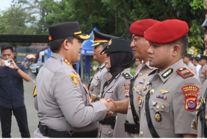 Kapolresta Serkot Kombes Pol. Yudha Satria saat memberikan ucapan selamat kepada lima PJU yang telah diserahterimakan di halaman Mapolresta Serang, Jumat (4/4/2025). (Foto: Dok Humas Polresta Serang).