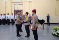 Wakapolresta Serang Kota dari AKBP Reza Chairul Akbar Sidiq saat diberikan ucapan selamat dari Kapolresta Serang Kota Kombes Pol. Yudha Satria saat serah terima jabatan di aula Auditorium Osvia, Jumat, (4/4/2025). (Foto: Dok Humas Polresta Serang).