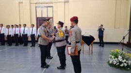 Wakapolresta Serang Kota dari AKBP Reza Chairul Akbar Sidiq saat diberikan ucapan selamat dari Kapolresta Serang Kota Kombes Pol. Yudha Satria saat serah terima jabatan di aula Auditorium Osvia, Jumat, (4/4/2025). (Foto: Dok Humas Polresta Serang).