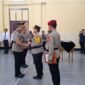 Wakapolresta Serang Kota dari AKBP Reza Chairul Akbar Sidiq saat diberikan ucapan selamat dari Kapolresta Serang Kota Kombes Pol. Yudha Satria saat serah terima jabatan di aula Auditorium Osvia, Jumat, (4/4/2025). (Foto: Dok Humas Polresta Serang).