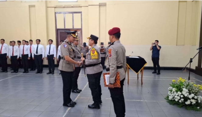 Wakapolresta Serang Kota dari AKBP Reza Chairul Akbar Sidiq saat diberikan ucapan selamat dari Kapolresta Serang Kota Kombes Pol. Yudha Satria saat serah terima jabatan di aula Auditorium Osvia, Jumat, (4/4/2025). (Foto: Dok Humas Polresta Serang).