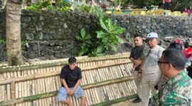 Terduga pelaku pungli (kiri) di salah satu lokasi wisata di Pandeglang usai diamankan. (Foto: TLii/Ikhsan)