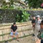 Terduga pelaku pungli (kiri) di salah satu lokasi wisata di Pandeglang usai diamankan. (Foto: TLii/Ikhsan)