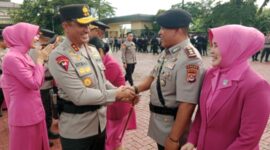 Kapolda Banten, Irjen Pol Suyudi Ario Seto saat menyalami empat PJU yang diserahterimakan di lapangan Mapolda Banten, Senin (7/4/2025). (Foto: TLii/ Heru).