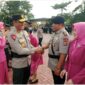 Kapolda Banten, Irjen Pol Suyudi Ario Seto saat menyalami empat PJU yang diserahterimakan di lapangan Mapolda Banten, Senin (7/4/2025). (Foto: TLii/ Heru).