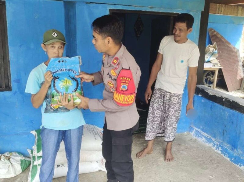  Sentuhan humanis kembali mewarnai pelaksanaan Operasi Madago Raya. Pada Kamis (22/5/2025), sejumlah personel operasi menyambangi warga Desa Tokorondo, Kecamatan Poso Pesisir, Kabupaten Poso, untuk melaksanakan kegiatan sosial dengan memberikan bantuan kepada warga penyandang disabilitas.