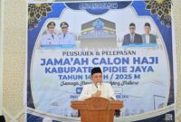 Pemerintah Kabupaten Pidie Jaya menggelar kegiatan peusijuek (tepung tawar) dan pelepasan bagi jamaah calon haji ,  Di Mesjid Tgk Ayik Pantee Geulima Meureudu, Minggu (4/5/2025). Foto.Ist