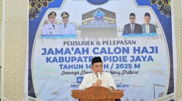 Pemerintah Kabupaten Pidie Jaya menggelar kegiatan peusijuek (tepung tawar) dan pelepasan bagi jamaah calon haji ,  Di Mesjid Tgk Ayik Pantee Geulima Meureudu, Minggu (4/5/2025). Foto.Ist