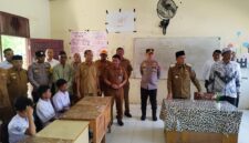 Bupati Pidie Jaya, H Sibral Malasyi bersama Kapolres  AKBP Ahamd Faisal Pasaribu, S.Ik .,  Kadis Sosial P3A Agusmaidi, S.I.P, M.M., dan Kepala Dinas Pendidikan Kabupaten Pidie Jaya Muslem S.Pd , dan Rombongan mengunjungi SMPN 2 Bandar Dua Senin (05 Mei 2025). foto.Ist.