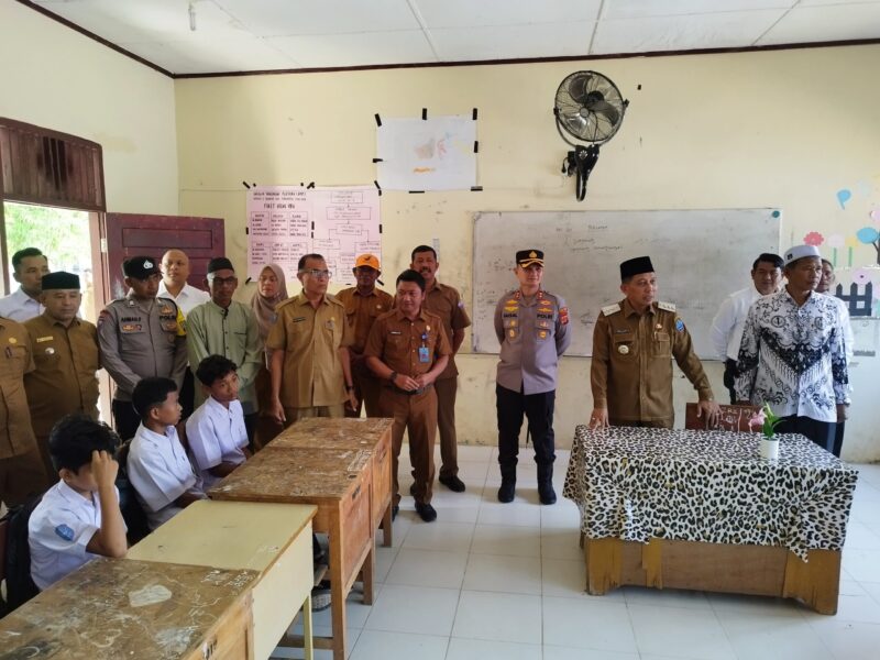 Bupati Pidie Jaya, H Sibral Malasyi bersama Kapolres  AKBP Ahamd Faisal Pasaribu, S.Ik .,  Kadis Sosial P3A Agusmaidi, S.I.P, M.M., dan Kepala Dinas Pendidikan Kabupaten Pidie Jaya Muslem S.Pd , dan Rombongan mengunjungi SMPN 2 Bandar Dua Senin (05 Mei 2025). foto.Ist.