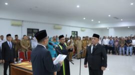Bupati Pidie Jaya, H. Sibral Malasyi,  Lantik Dr. Munawar Ibrahim, S.Kp., MPH sebagai Sekretaris Daerah (Sekda) Kabupaten Pidie Jaya , di Aula Cot Trieng , Kantor Bupati setempat ,Senin (5-5-2025) Foto.Ist