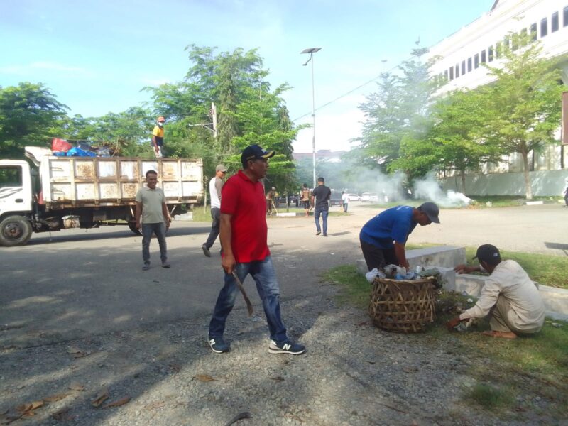 Wakil Bupati Pidie Jaya Hasan Basri, ST, MM melaksanakan kegiatan gotong royong bersama Seluruh ASN di Komplek Perkantoran Bupati Pidie Jaya ,Jumat (9/5/2025) foto.Prokopim.