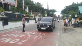 Personel Polsek Tapaktuan Laksanakan Strong Point Pagi Untuk Kelancaran Lalu Lintas Saat Jam Sibuk