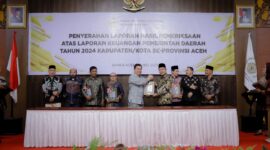 Penyerahan hasil pemeriksaan tersebut berlangsung di Gedung BPK RI Perwakilan Aceh, Banda Aceh, dan diserahkan langsung oleh Kepala Perwakilan BPK RI Aceh, Andrie Yogama, kepada Bupati Pidie Jaya, H. Sibral Malasyi, MA., S.Sos., M.E.,Jumat,(23-5-2015) foto.Ist