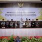 Penyerahan hasil pemeriksaan tersebut berlangsung di Gedung BPK RI Perwakilan Aceh, Banda Aceh, dan diserahkan langsung oleh Kepala Perwakilan BPK RI Aceh, Andrie Yogama, kepada Bupati Pidie Jaya, H. Sibral Malasyi, MA., S.Sos., M.E.,Jumat,(23-5-2015) foto.Ist