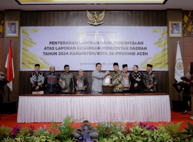 Penyerahan hasil pemeriksaan tersebut berlangsung di Gedung BPK RI Perwakilan Aceh, Banda Aceh, dan diserahkan langsung oleh Kepala Perwakilan BPK RI Aceh, Andrie Yogama, kepada Bupati Pidie Jaya, H. Sibral Malasyi, MA., S.Sos., M.E.,Jumat,(23-5-2015) foto.Ist