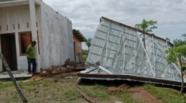 Atap rumah milik Syaukani , warga Gampong Mesjid Baro, Kecamatan Samalanga, terhempas ke tanah. Jumat(23-5-2025) Foto.Ist