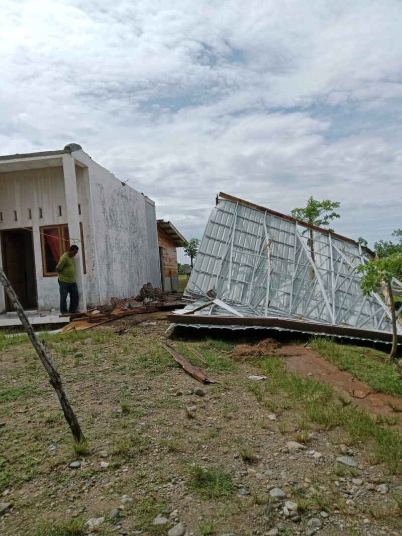 Atap rumah milik Syaukani , warga Gampong Mesjid Baro, Kecamatan Samalanga, terhempas ke tanah. Jumat(23-5-2025) Foto.Ist