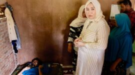 Ketua Tim Penggerak PKK Aceh, Marlina Muzakir, mengunjungi Kamaruddin dan Fadhlun, warga miskin penderita lumpuh di Gampong Bungoe, Kecamatan Delima, Kabupaten Pidie, Rabu 23/04/2025. Dalam suasana haru, Marlina menyampaikan komitmennya untuk membantu mereka mendapatkan penanganan medis yang lebih baik.