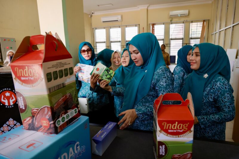 Ketua Tim Penggerak Pemberdayaan dan Kesejahteraan Keluarga (TP PKK) Aceh, Marlina Muzakir, mengunjungi Rumah Kemasan Aceh di Dinas Perindustrian dan Perdagangan (Disperindag) Aceh pada Senin (28/4/2025)