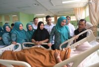 Ketua Tim Penggerak PKK Aceh Marlina Muzakir didampingi Ketua Staf Ahli Tim Penggerak PKK Aceh, Mukarramah, mengunjungi pasien anak thalasemia di RSUDZA, Rabu, (30/4/2025).