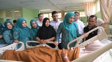 Ketua Tim Penggerak PKK Aceh Marlina Muzakir didampingi Ketua Staf Ahli Tim Penggerak PKK Aceh, Mukarramah, mengunjungi pasien anak thalasemia di RSUDZA, Rabu, (30/4/2025).