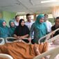 Ketua Tim Penggerak PKK Aceh Marlina Muzakir didampingi Ketua Staf Ahli Tim Penggerak PKK Aceh, Mukarramah, mengunjungi pasien anak thalasemia di RSUDZA, Rabu, (30/4/2025).