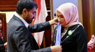Gubernur Aceh Muzakir Manaf, mengukuhkan Ny.Marlina Muzakir sebagai Bunda Paud, Bunda Literasi, dan Ketua Forum Ikan Aceh, Anjong Mon Mata Banda Aceh, Selasa, 20/5/2025