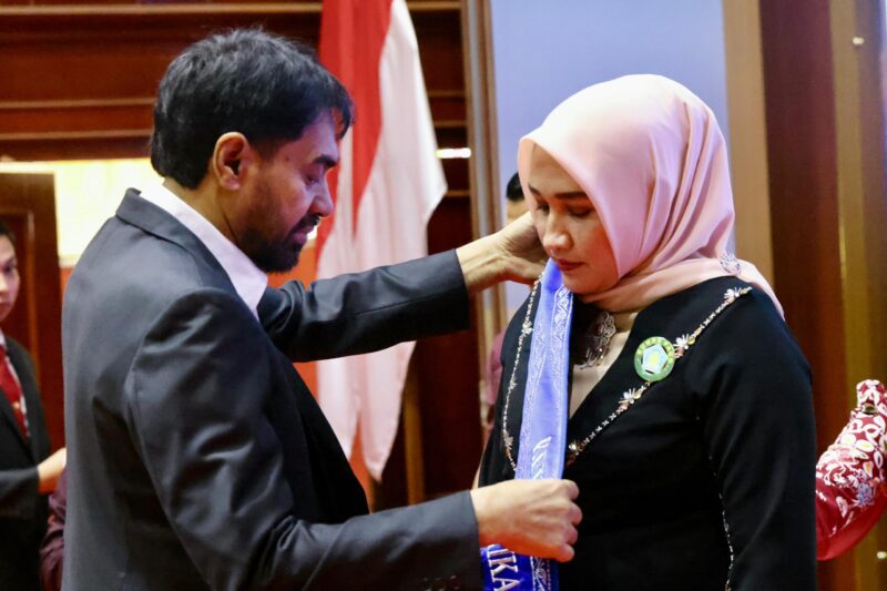 Gubernur Aceh Muzakir Manaf, mengukuhkan Ny.Marlina Muzakir sebagai Bunda Paud, Bunda Literasi, dan Ketua Forum Ikan Aceh, Anjong Mon Mata Banda Aceh, Selasa, 20/5/2025