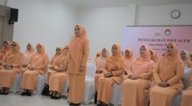Ketua Umum Dharma Wanita Persatuan Ny. Ida Budi Gunadi mengukuhkan Dharma Wanita Persatuan Aceh (DWP) Masa Bakti 2024 - 2029 secara Zoom di Aula DWP Aceh Banda Aceh, 15/5/2025