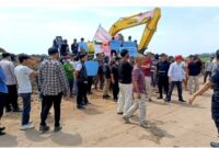 Warga Sawah Luhur saat melancarkan aksi memprotes pengurukan empang di wilayahnya. (TLii/Heru)