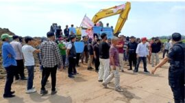 Warga Sawah Luhur saat melancarkan aksi memprotes pengurukan empang di wilayahnya. (TLii/Heru)