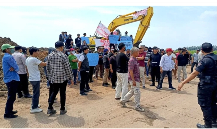 Warga Sawah Luhur saat melancarkan aksi memprotes pengurukan empang di wilayahnya. (TLii/Heru)