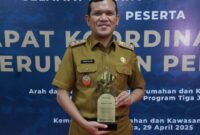 Wakil Gubernur Aceh, Fadhlullah, SE, menerima apresiasi Nasional atas kontribusinya dalam mendukung program strategis nasional 3 juta rumah yang di serahkan oleh wakil menteri perumahan & kawasan permukiman (PKP) Indonesia, Bapak Fahri Hamzah di Gedung sasana Bakti Praja, kemendagri, jakarta, Selasa 29 April 2025