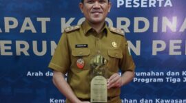 Wakil Gubernur Aceh, Fadhlullah, SE, menerima apresiasi Nasional atas kontribusinya dalam mendukung program strategis nasional 3 juta rumah yang di serahkan oleh wakil menteri perumahan & kawasan permukiman (PKP) Indonesia, Bapak Fahri Hamzah di Gedung sasana Bakti Praja, kemendagri, jakarta, Selasa 29 April 2025