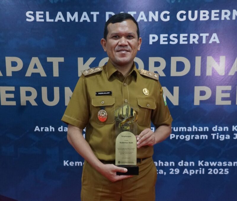 Wakil Gubernur Aceh, Fadhlullah, SE, menerima apresiasi Nasional atas kontribusinya dalam mendukung program strategis nasional 3 juta rumah yang di serahkan oleh wakil menteri perumahan & kawasan permukiman (PKP) Indonesia, Bapak Fahri Hamzah di Gedung sasana Bakti Praja, kemendagri, jakarta, Selasa 29 April 2025