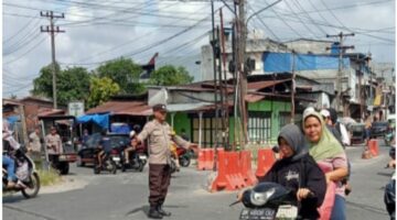 POLRESTA DELI SERDANG DAN POLSEK JAJARAN RUTIN LAKSANAKAN PENGATURAN LALU LINTAS DI PAGI HARI