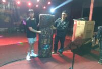 Penyerahan hadiah dilakukan langsung oleh perwakilan pemerintah Kecamatan Pamona Selatan, Sekretaris Camat K. Moula, yang hadir mewakili unsur Forkopimcam. Sabtu, 03/05. FOTO : Stenlly Ladee